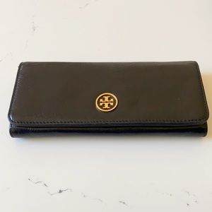 Classic Tory Burch Wallet in Black Color